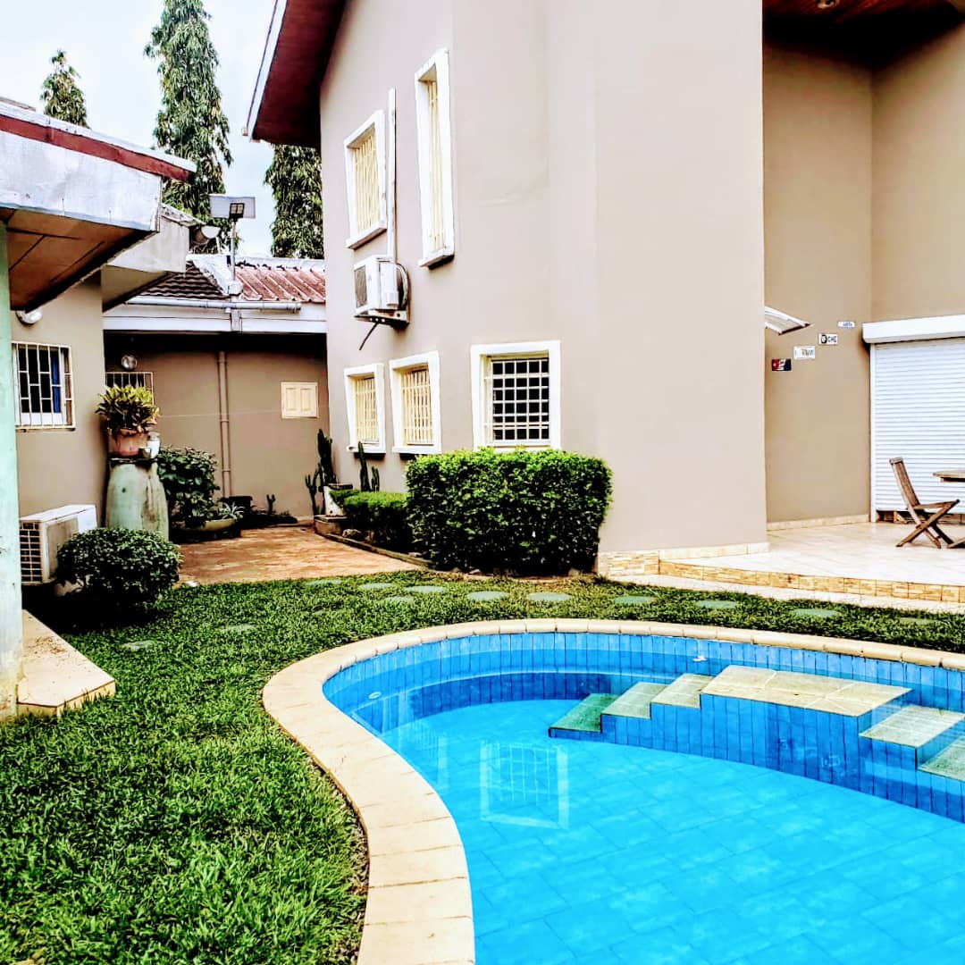 Villa duplex 7 chambres avec piscine sur 654m² à bas de gué gué.  Titre foncier